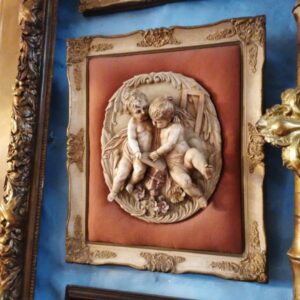 Relieve de Biscuit con Putti en Marco Dorado