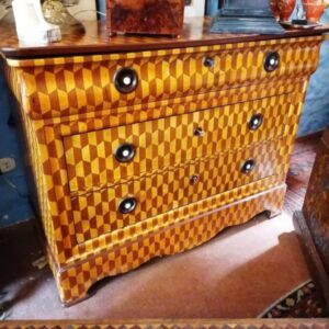 Cómoda con marquetería geométrica