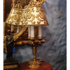 Lámpara de sobremesa con pantalla ornamentada