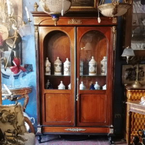 Vitrina estilo Imperio con apliques de bronce